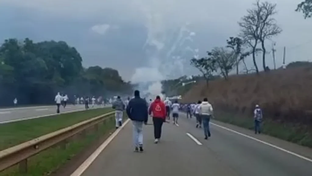 Briga entre organizadas de Cruzeiro e Palmeiras deixa feridos na rodovia