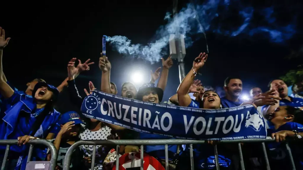 Volta do Cruzeiro à elite ganha destaque fora do país