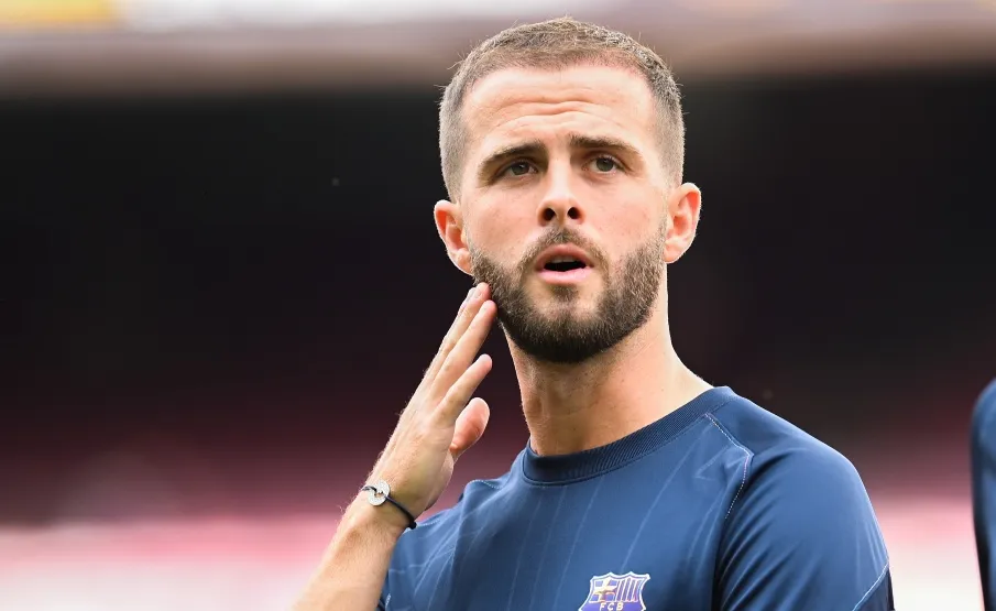 Miralem Pjanić agenda viagem para Emirados e está muito próximo de deixar o Barcelona