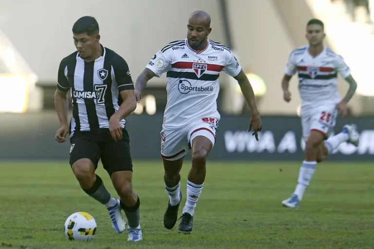 Buscando embalar vitórias, São Paulo x Botafogo se enfrentam em confronto direto neste domingo (9), às 16h (horário de Brasília), no estádio Morumbi, em São Paulo, em partida válida pela 31ª rodada do Brasileirão Série A 2022.