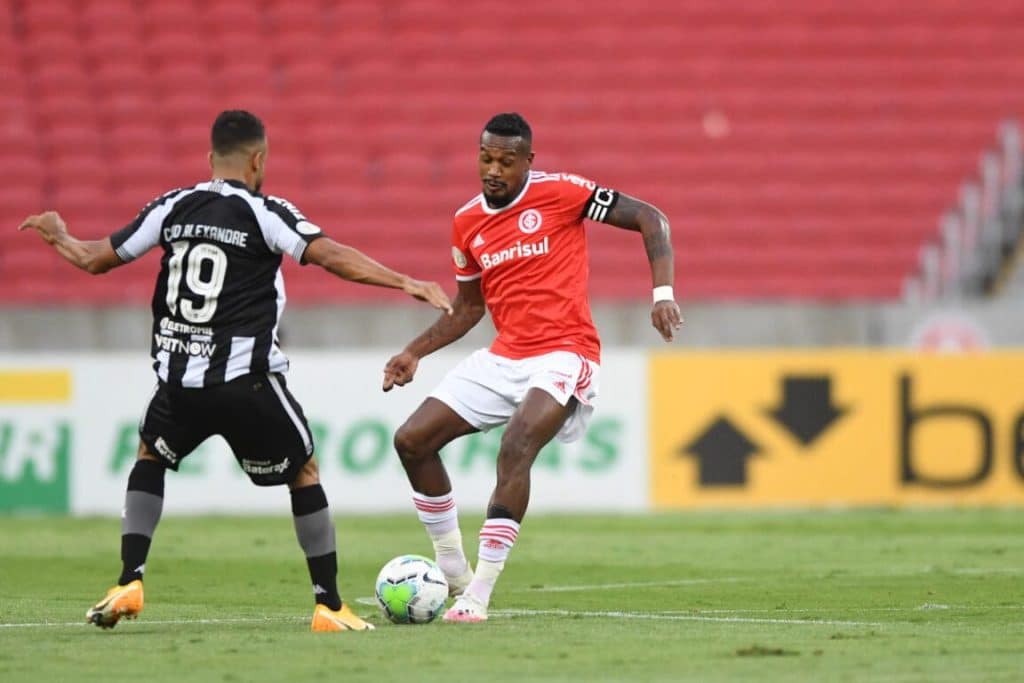 Internacional enfrenta o Botafogo buscando manter a invencibilidade no Brasileirão