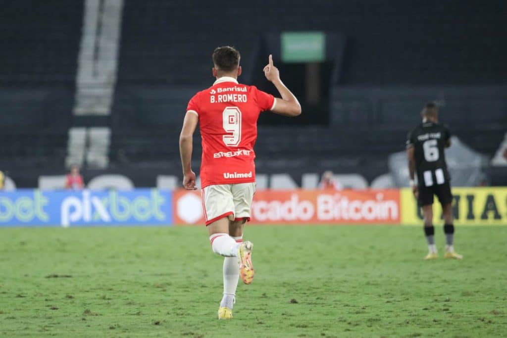 Atacante celebra o 1º gol marcado com a camisa do Internacional