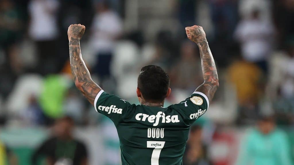 Dudu iguala recorde do ídolo Marcos como jogador com mais jogos pelo Palmeiras no século