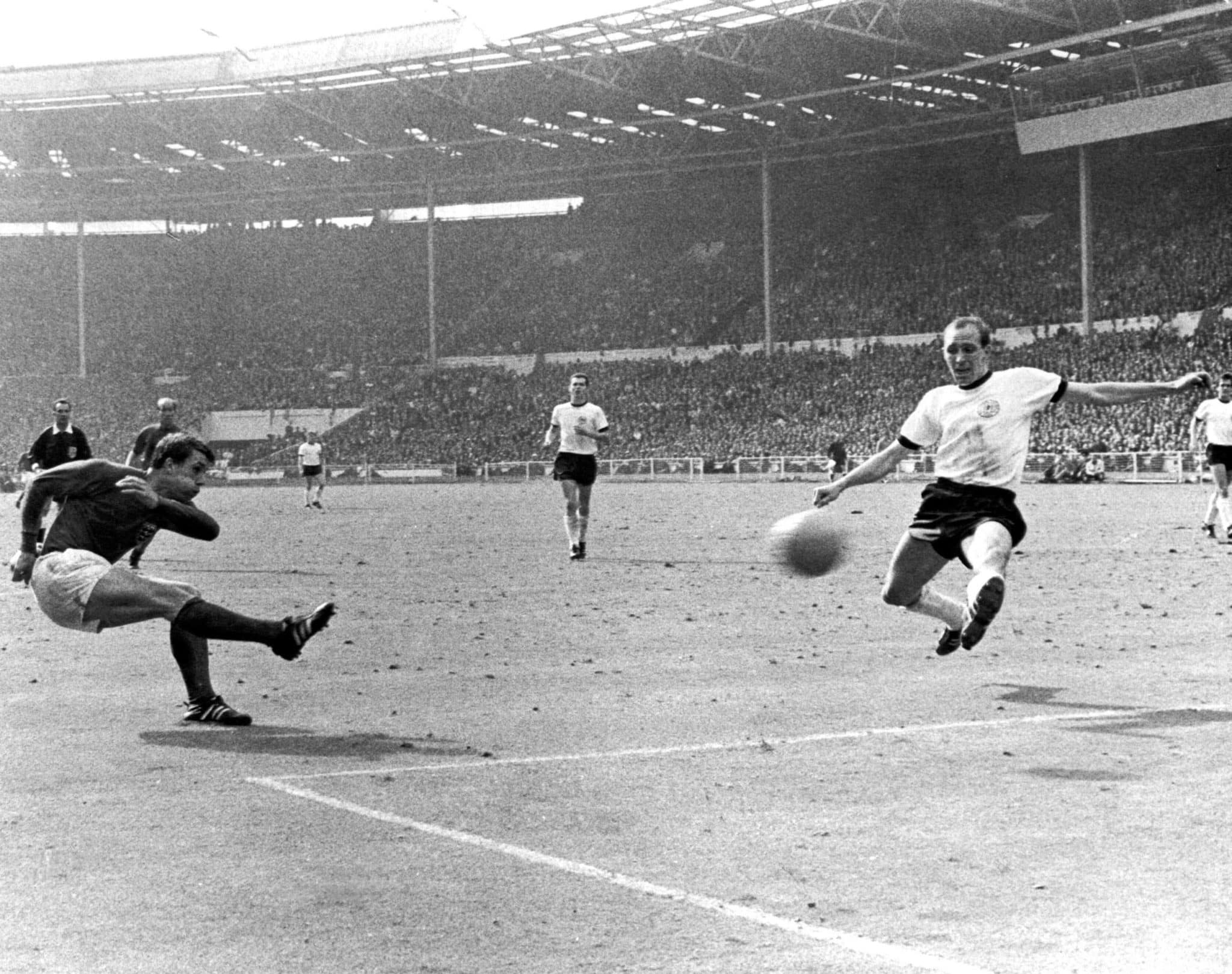 Geoff Hurst joga no final do mundial de 1966 contra Alemanha do Oeste