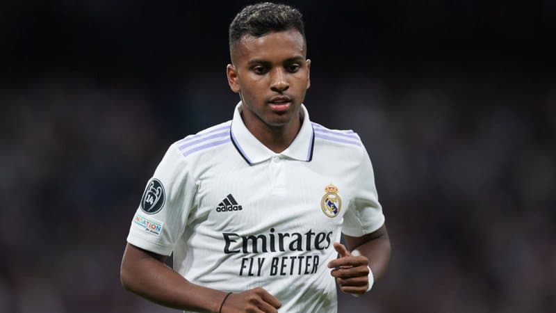 Rodrygo se vê no Catar e “brinca” com álbum da Copa