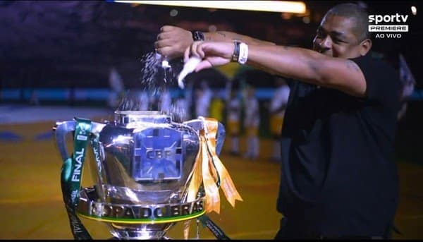 Vampeta, ídolo do Corinthians, ignora protocolo e joga sal grosso em taça da Copa do Brasil