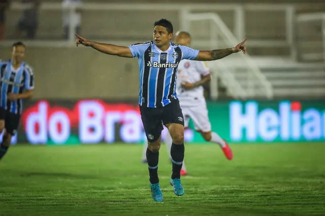 Elkeson marcou quatro gols com a camisa do Grêmio — Foto destaque: Divulgação / Lucas Uebel / Grêmio