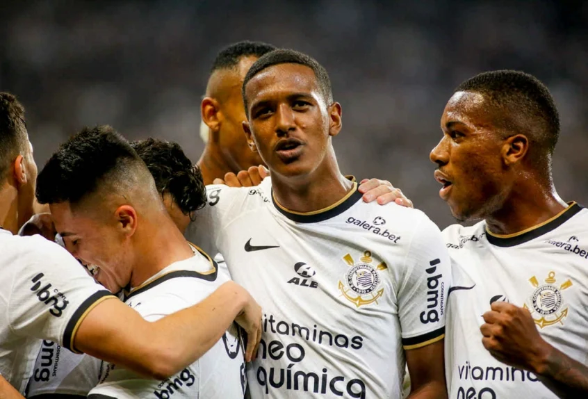 Em ascensão, Robert Renan ganha espaço de outro zagueiro no Corinthians
