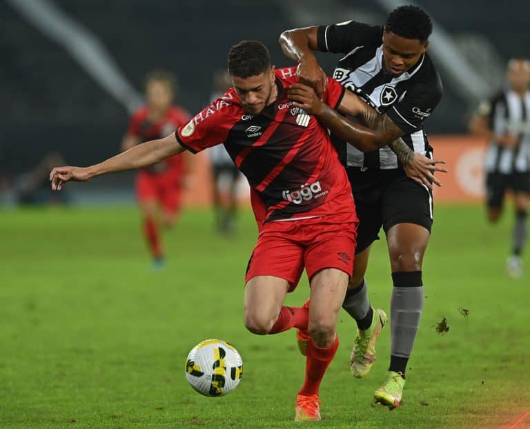 Em busca da vaga pela Libertadores, Athletico-PR x Botafogo se enfrentam neste domingo (13), às 16h (horário de Brasília), na Arena da Baixada, em Curitiba, em partida válida pela 38ª rodada do Brasileirão Série A 2022.