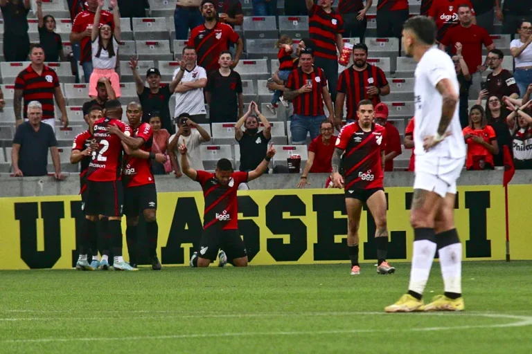 Athletico-PR x Botafogo se enfrentaram pela 38ª rodada do Brasileirão Série A 2022, na Arena da Baixada, em Curitiba, e o Furacão saiu vitorioso, por 3 x 0, em duelo emocionante para uma vaga na Libertadores. Confira os melhores momentos de Athletico x Botafogo