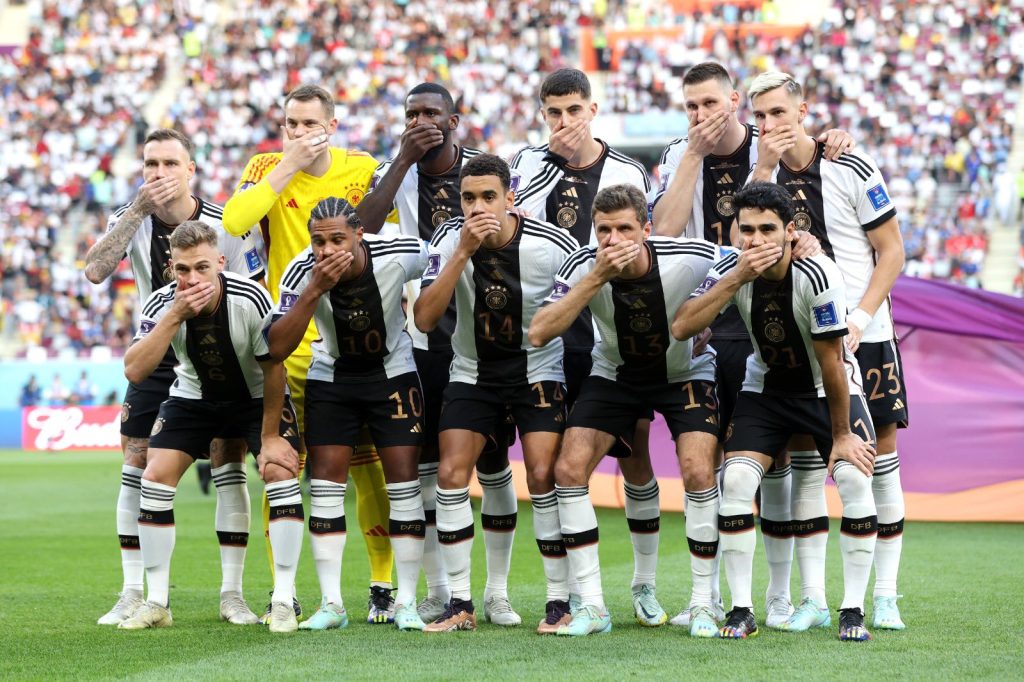 Seleção da Alemanha protesta em seu jogo de estreia na Copa do Mundo 2022