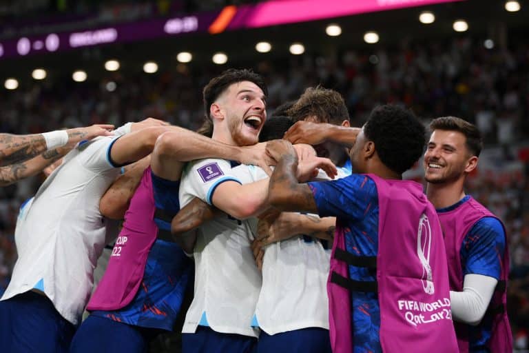 Inglaterra vence clássico e garante 1º lugar no grupo: confira os melhores momentos