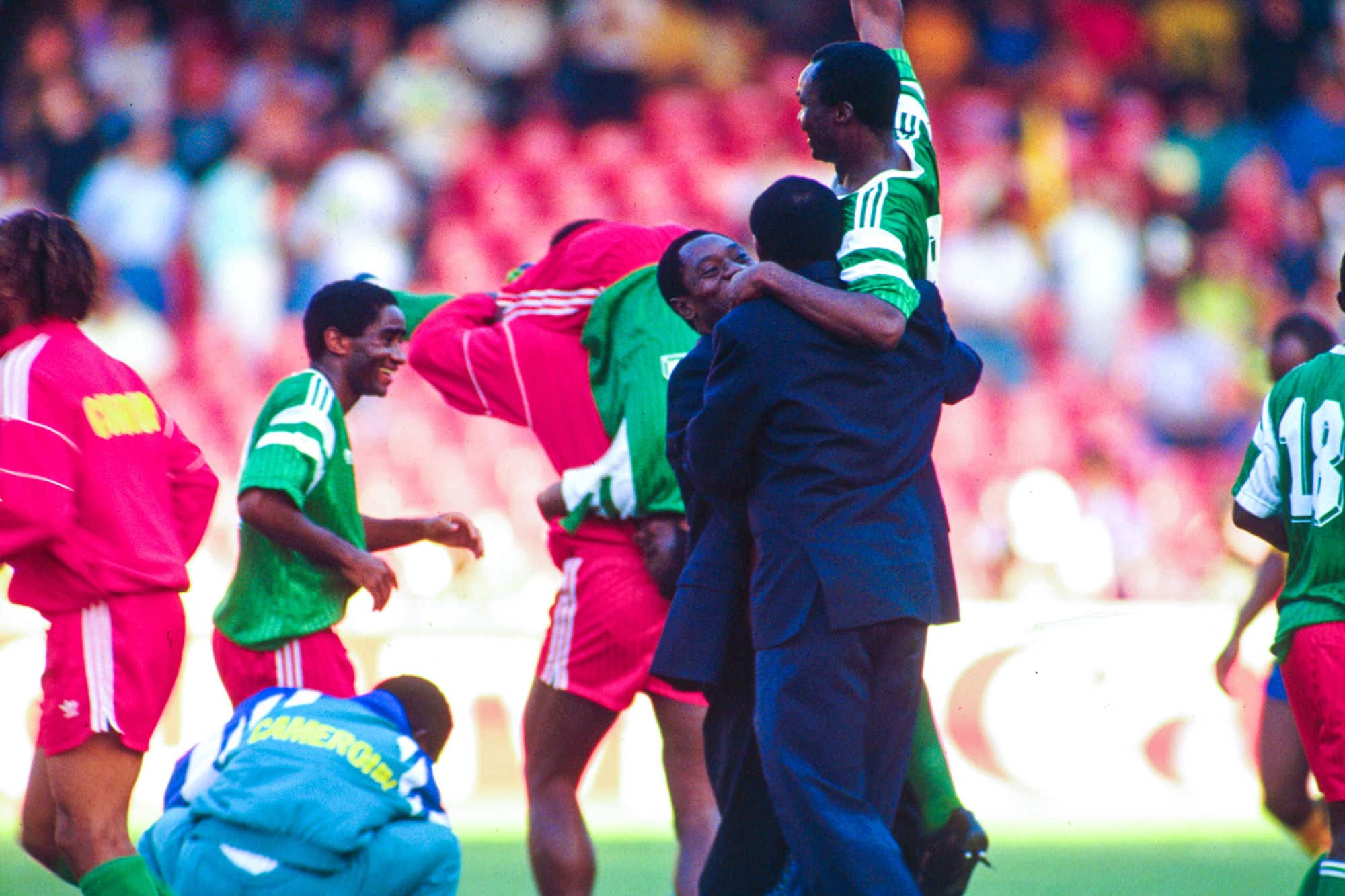 Roger Milla joga contra a Argentina durante a copa do mundo de 1990
