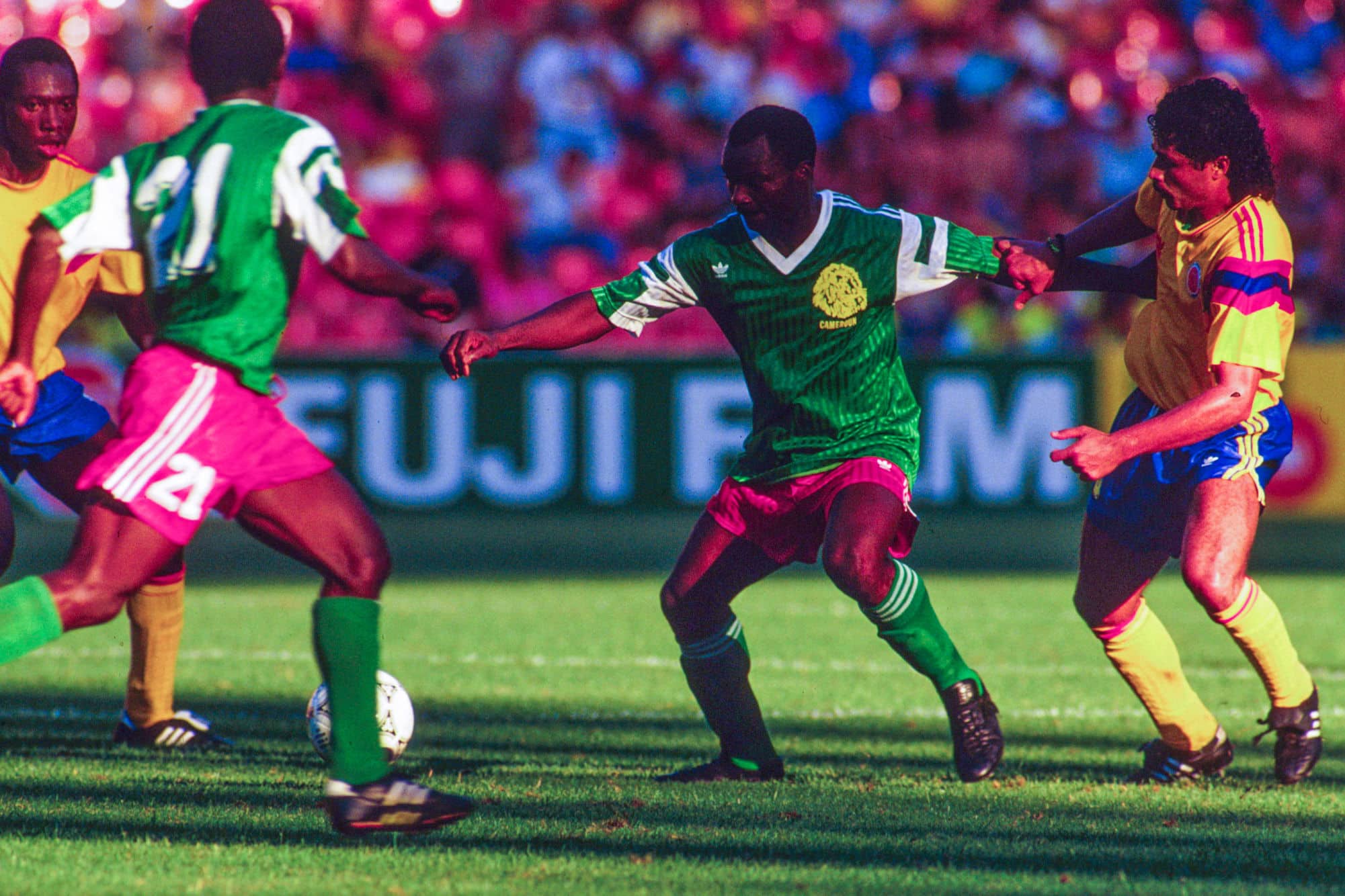 Roger Milla durante a copa do mundo de 1990, na Itália.