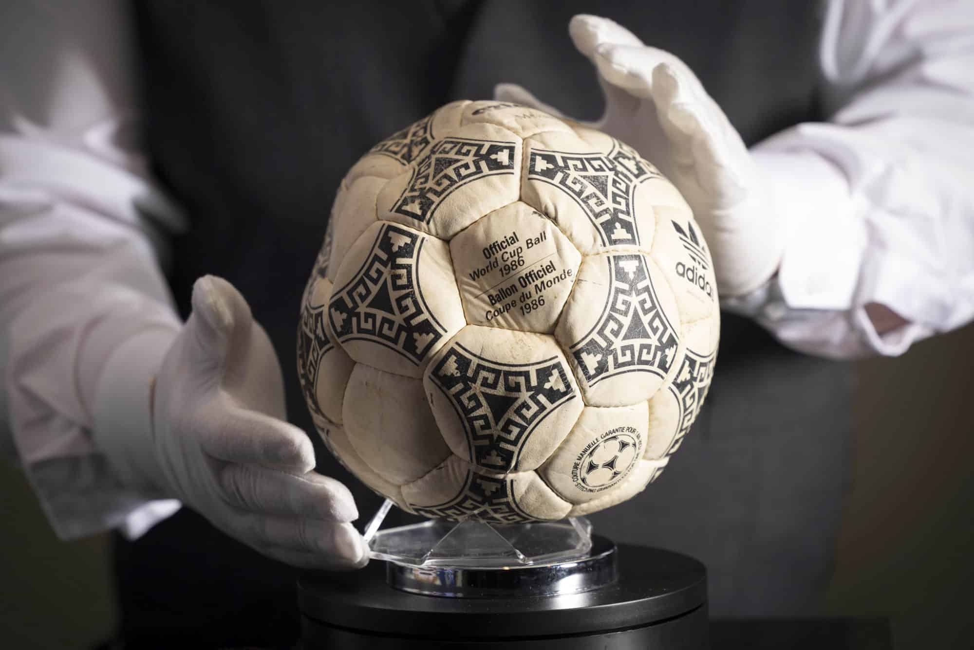 Bola usada por Maradona para fazer o gol que ficou conhecido como "as mãos de Deus"