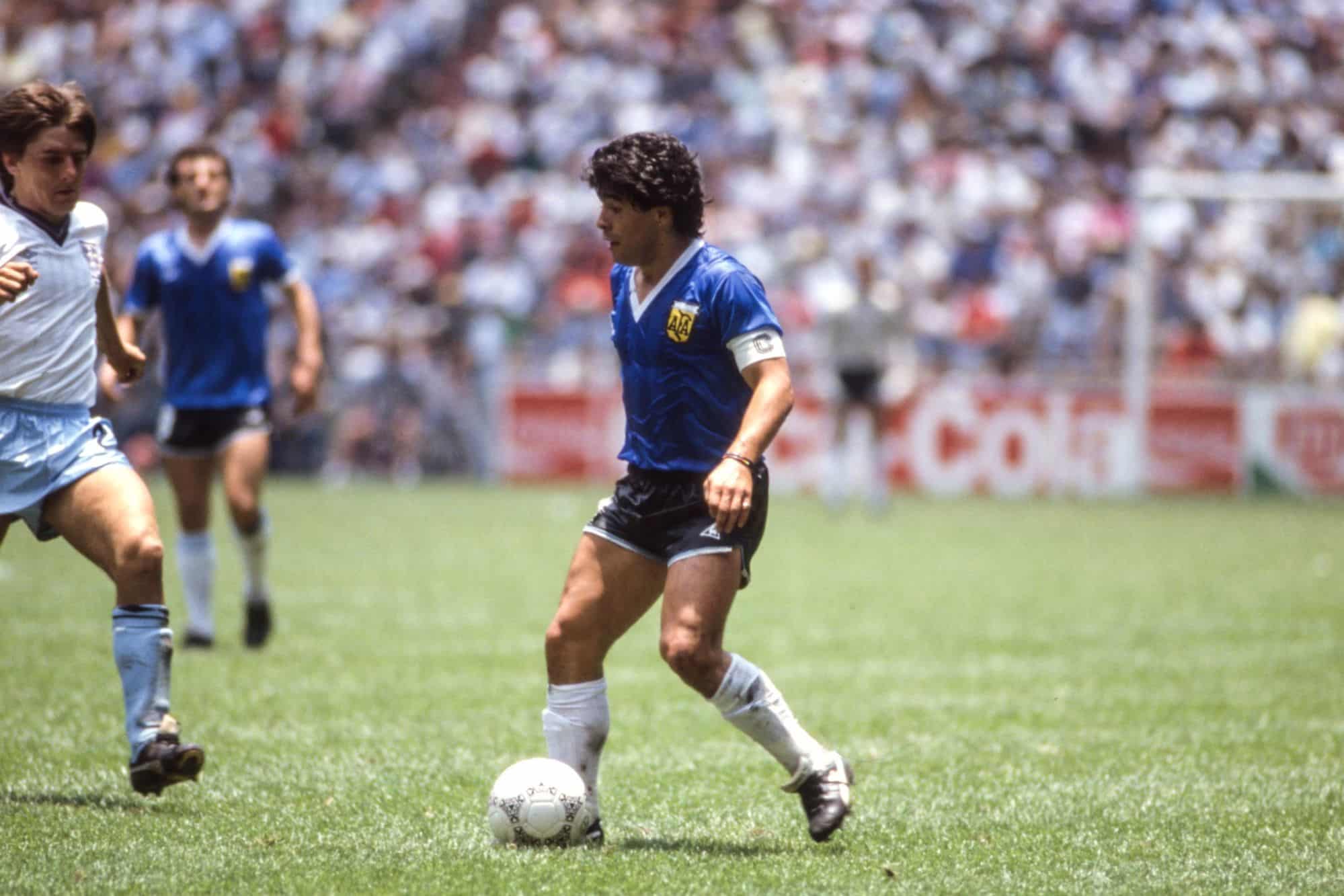 Diego Maradona joga nas quartas de final na Copa do Mundo de 1986 contra a Inglaterra.