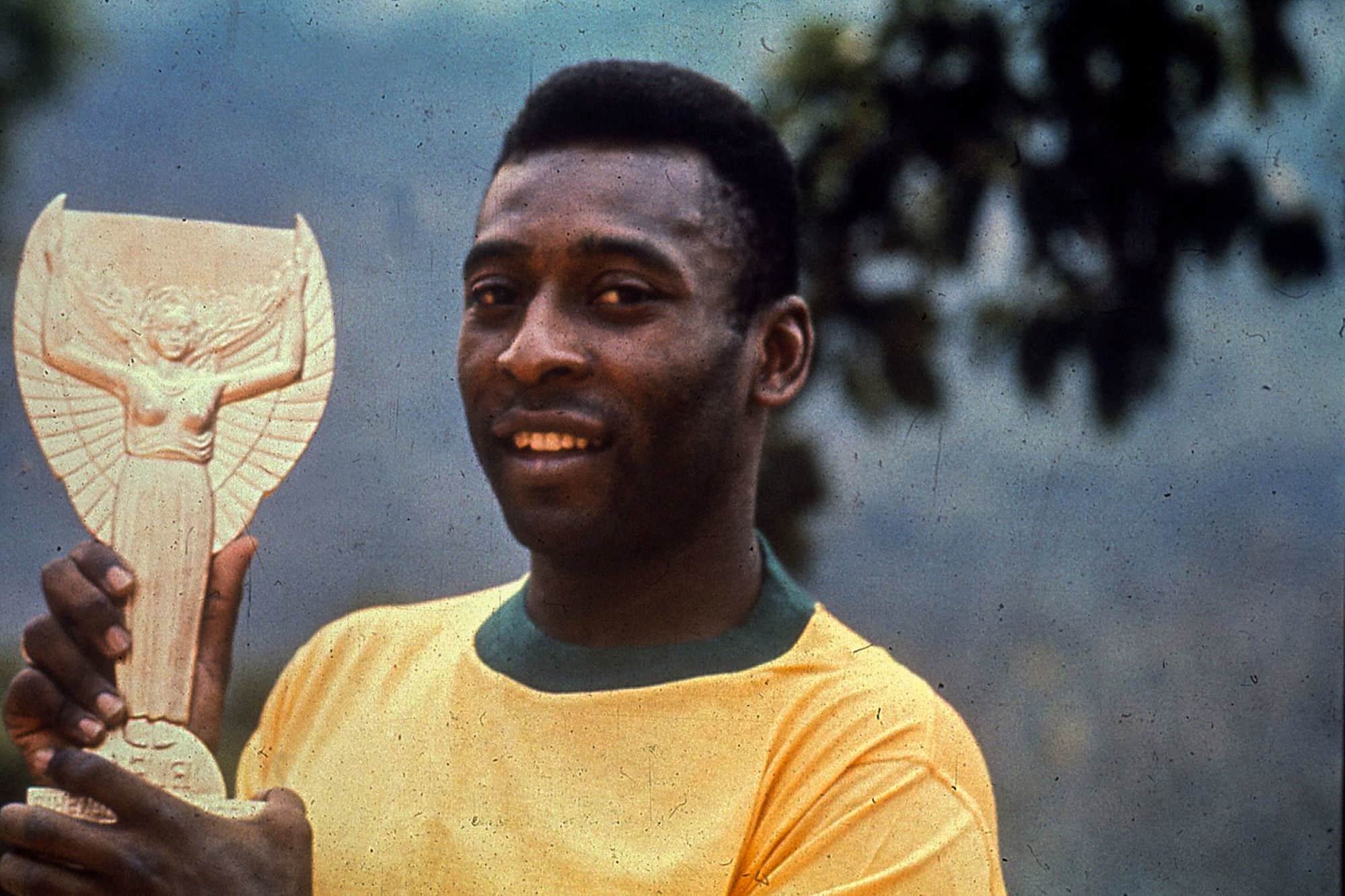 Pelé segura o troféu da FIFA em ano que Brasil foi tricampeão mundial.
