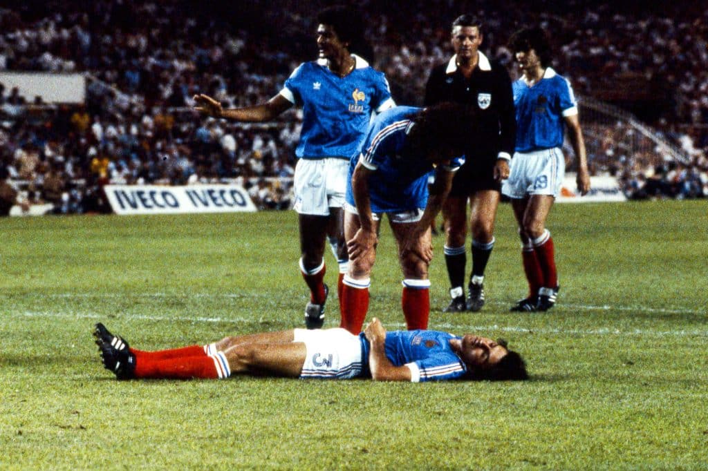 Histórias da Copa do Mundo: jogador inconsciente em campo, o pior lance de Schumacher em Battiston (1982)