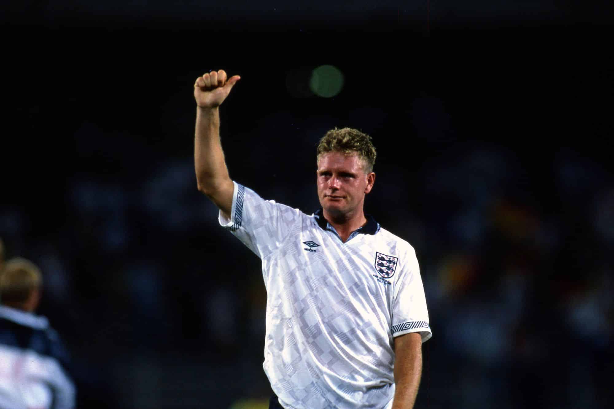 Paul Gascoigne chora durante o final da Copa do Mundo de 1990 em partida da Inglaterra contra a Alemanha