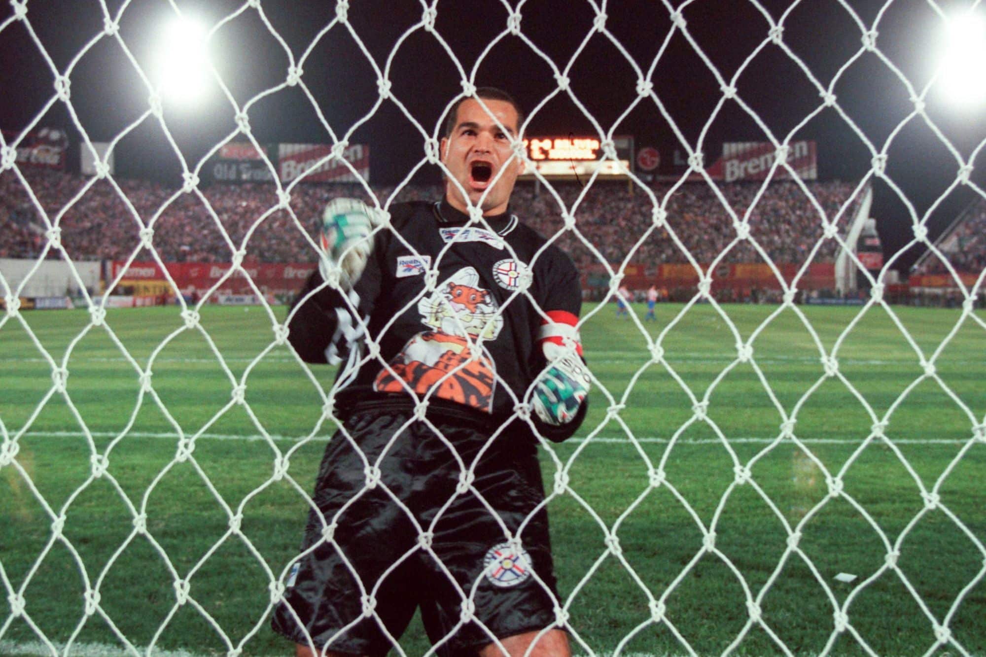 José Luis Chilavert comemora gol durante a copa de 1998.