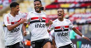 Vasco entra na briga por lateral do São Paulo