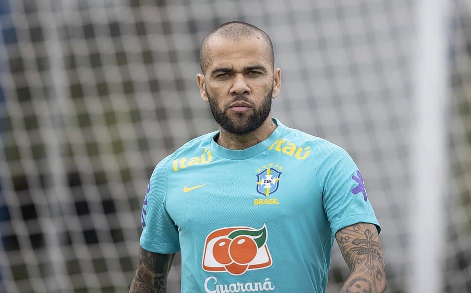 Tite se surpreende com reação à convocação de Dani Alves