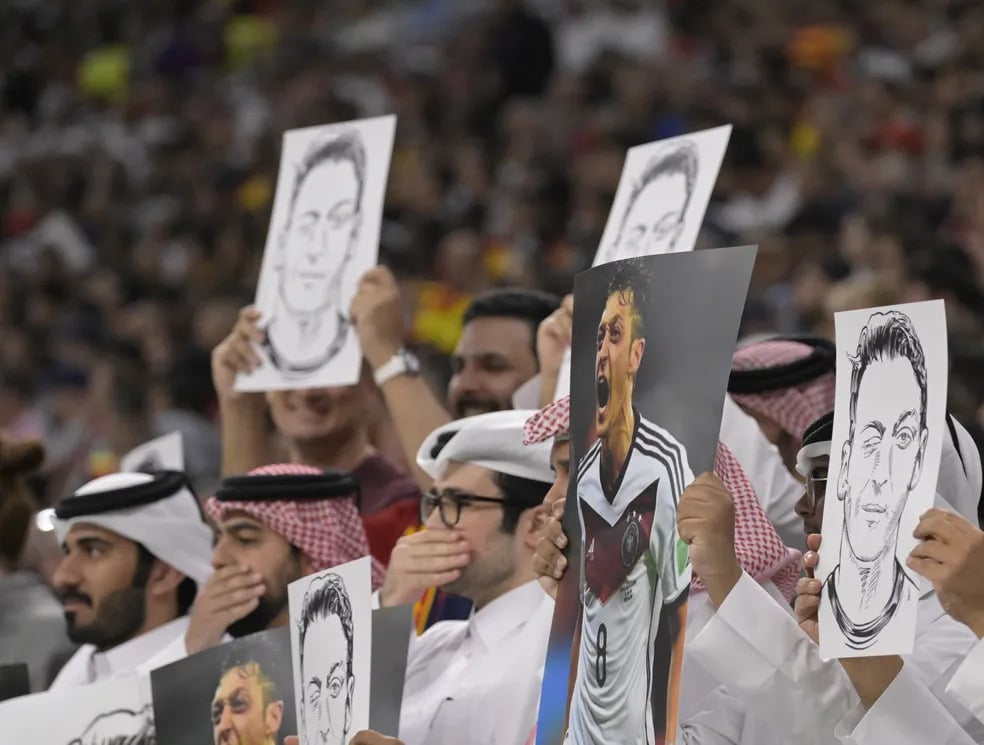 Torcedores Cataris usam foto de Mesut Özil para retrucar protesto da Alemanha