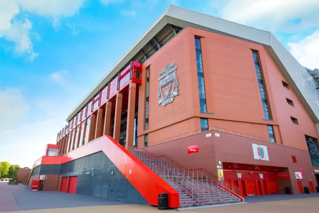 Liverpool é colocado á venda pela Fenway Sports Group, diz jornalista