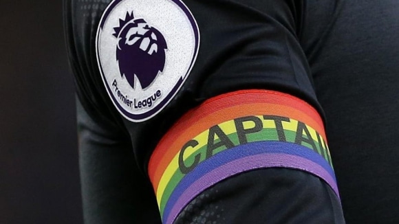 Dois jogadores da Premier League assumem relação homossexual, diz jornal