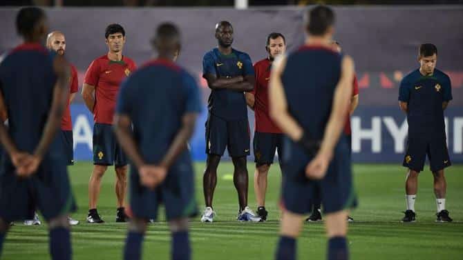 Seleção Portuguesa inicia treino com um minuto de silêncio a Fernando Gomes, o "Bibota"