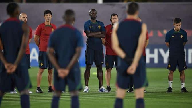 Seleção Portuguesa inicia treino com um minuto de silêncio a Fernando Gomes, o “Bibota”