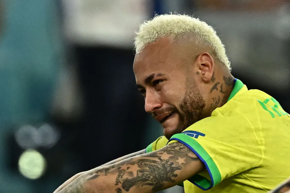 Neymar chega ao Brasil e diz que será difícil conviver com eliminação na Copa : “Estávamos tão perto”