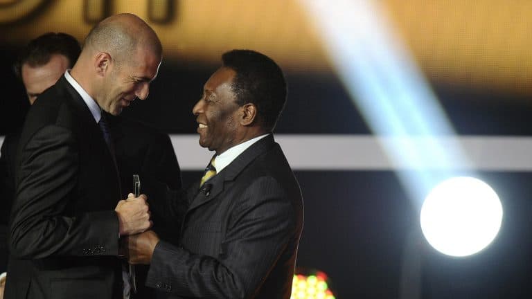 Zidane e Rei Pelé em 2012 Crédito: AFP