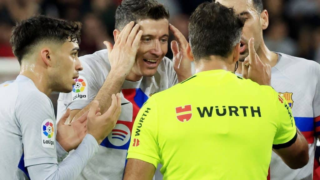 Robert Lewandowski faz “promessa de Romário” e fala de polêmica com árbitro