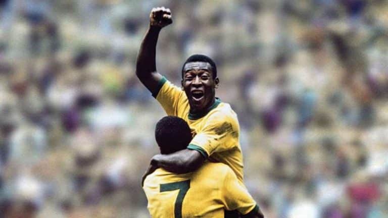 Pelé abraçando Jairzinho após título da Copa de 1970 - Divulgação/ Fifa