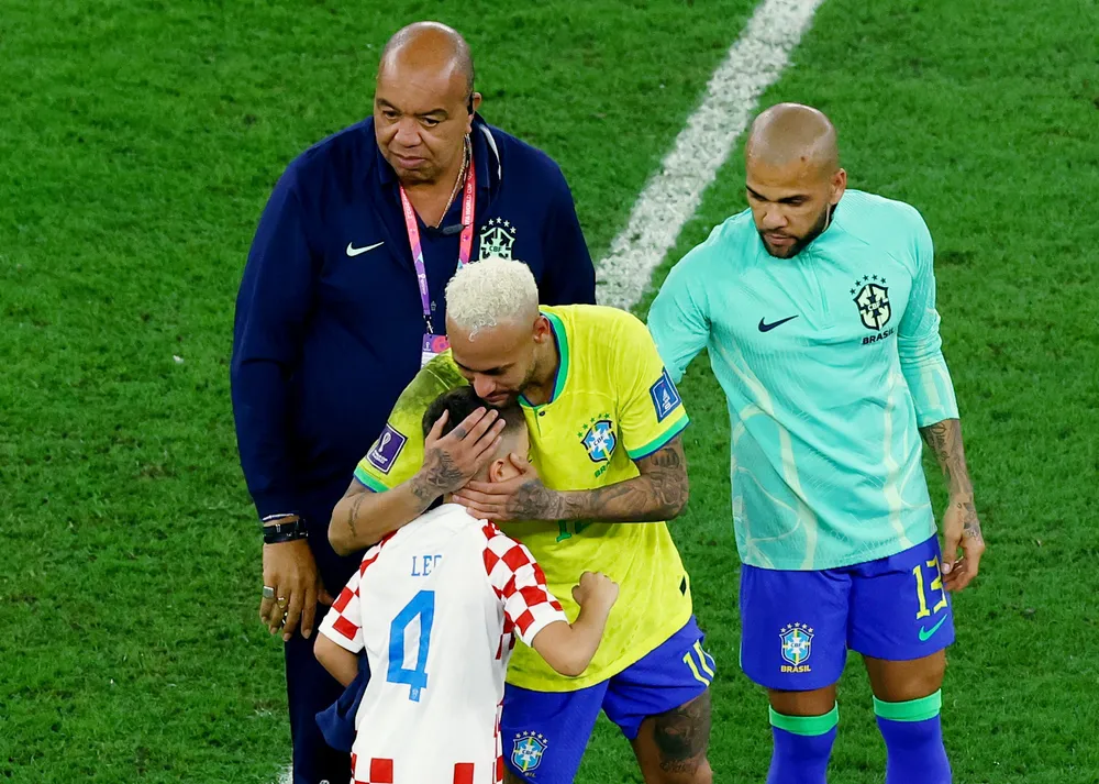 Neymar abraça filho de Perisic após eliminação do Brasil