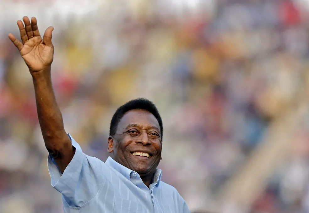 Monumentos e estádios homenageiam Pelé