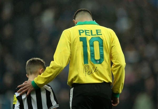 Bruno Guimarães entra com camisa em homenagem para Pelé, em jogo do Newcastle