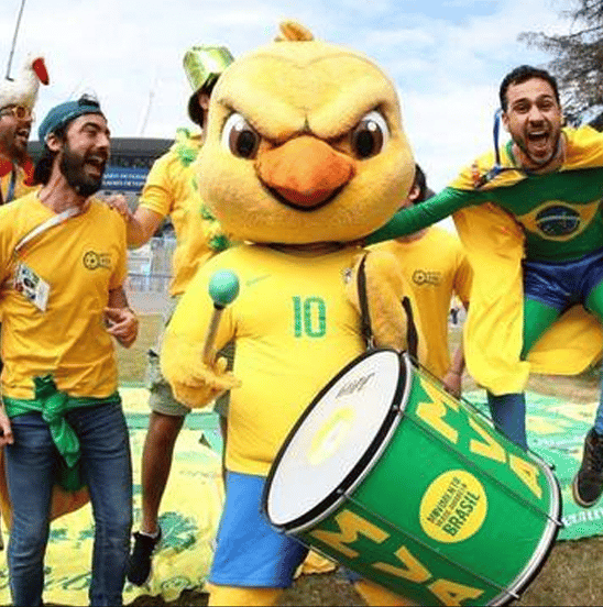 Seleção Brasileira é cobrada por canarinho pistola na saída do hotel