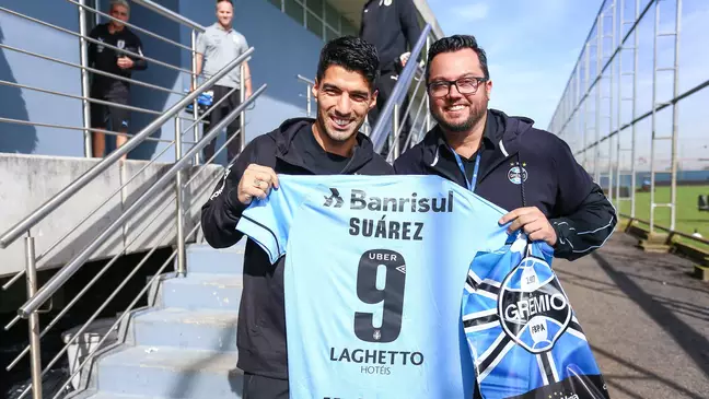 Com a possível chegada de Suárez, torcida do Grêmio esgota camisa 9 em site