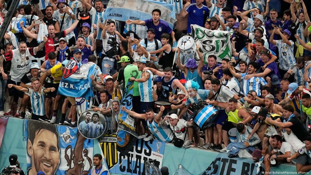 Torcedora argentina que fez topless na final da Copa pode estar presa; entenda