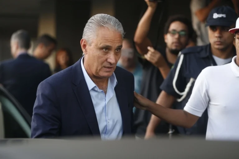 Com Tite emocionado, delegação desembarca no Rio