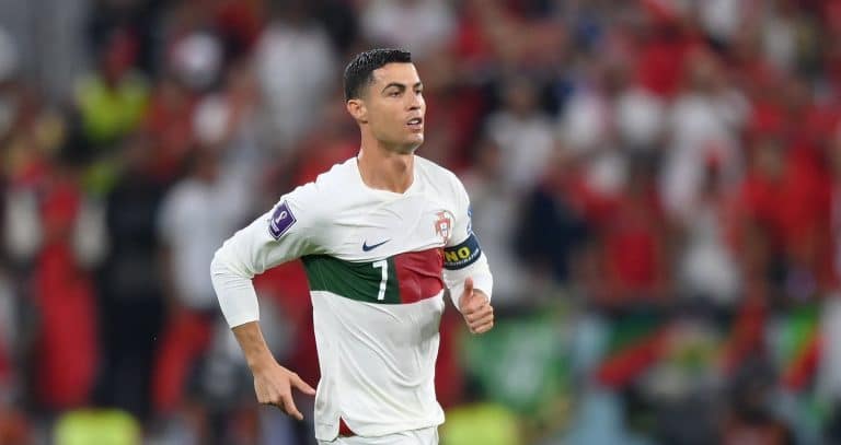 Cristiano Ronaldo é homenageado pela FIFA após a sua última partida no Qatar