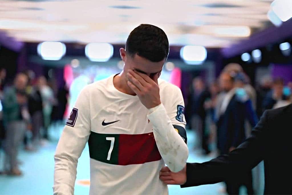 Torcedor é expulso por jogar água em Cristiano Ronaldo