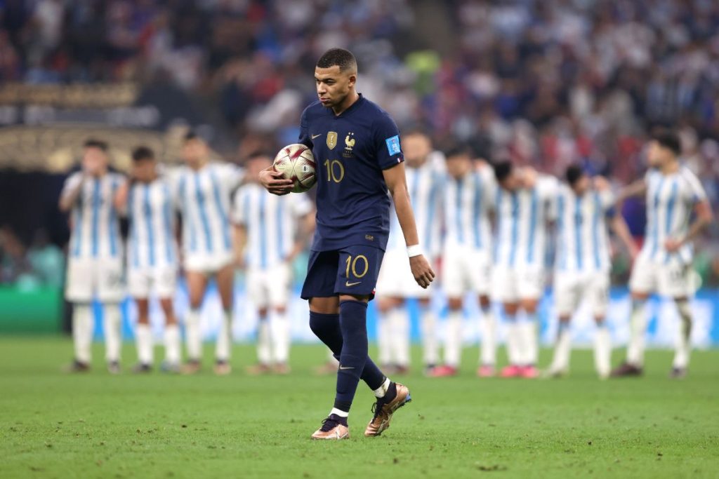 Jogadores da Seleção Argentina provocam Mbappé em festa do título