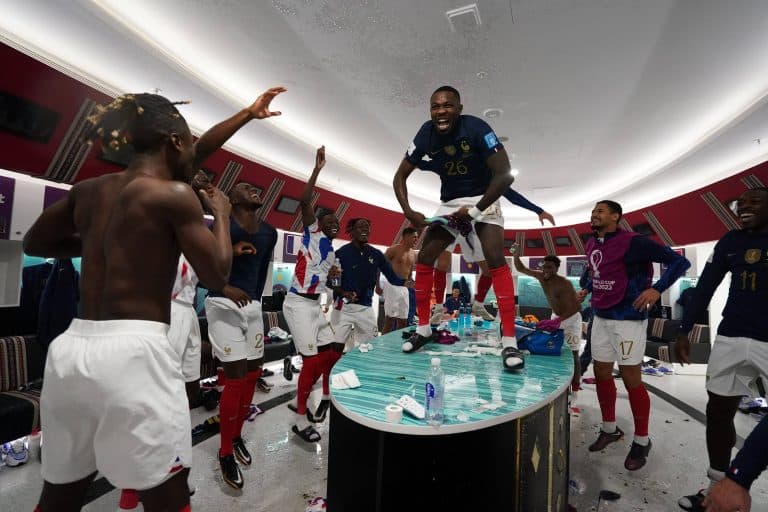 Seleção Francesa é recebida com festa em hotel após classificação