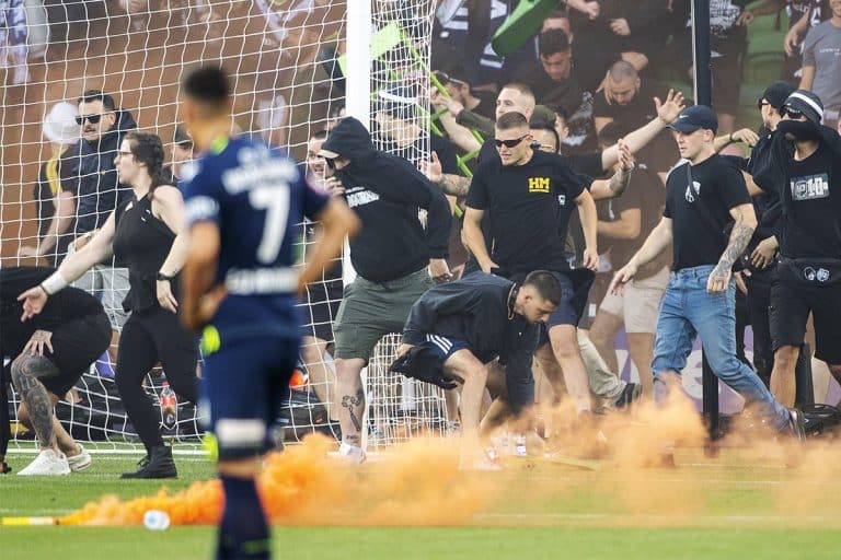 Jogo é suspenso após invasão de torcedores e agressão ao goleiro