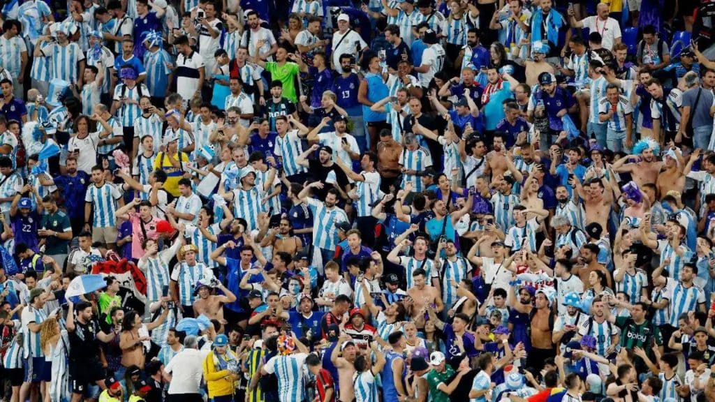 Torcedores da Argentina celebram vitória na piscina da antiga casa de Maradona