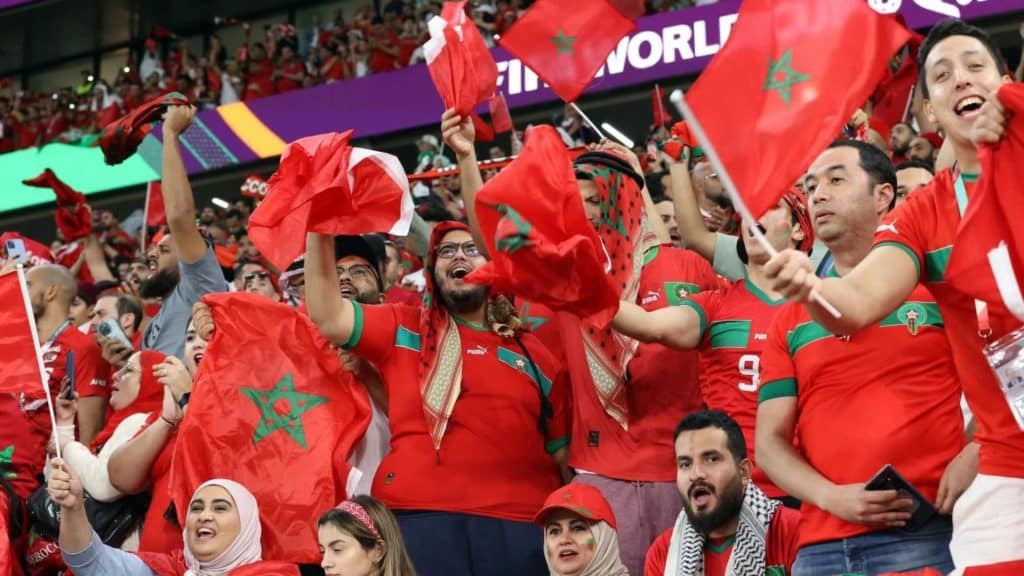 Torcedores do Marrocos seguem exemplo de japoneses e limpam estádio após jogo