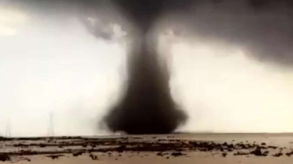 Tornado se aproxima do CT da Inglaterra e assusta jogadores